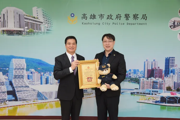 警察局回贈感謝狀及紀念品，局長林炎田(左)、海盛科技執行長連唯証(右)。翻攝畫面