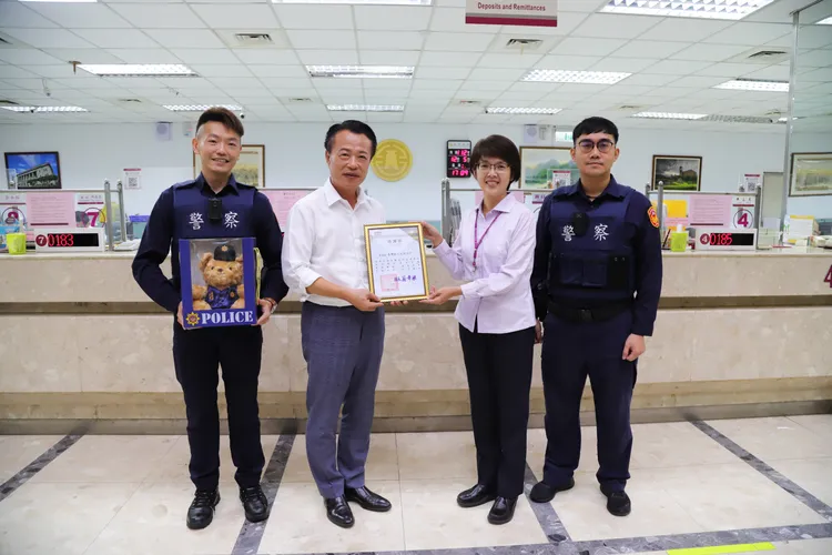 翁章梁感謝行員第一線阻詐。警方提供