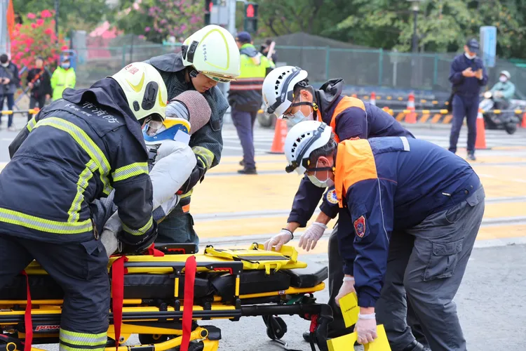 履勘模擬演練醫護人員至現場救援傷患人員。市府提供