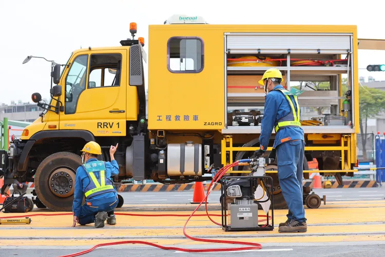 履勘模擬演練，工程救險車到場支援。市府提供