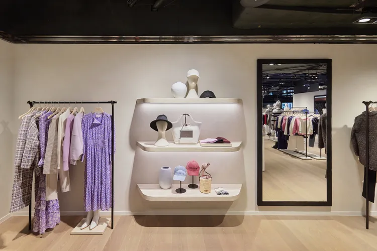 店裝承襲品牌的南法自由浪漫氛圍與環保意識以木質調呈現。品牌提供