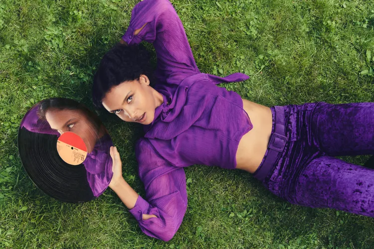 ba&sh推出紫色天鵝絨單品。品牌提供