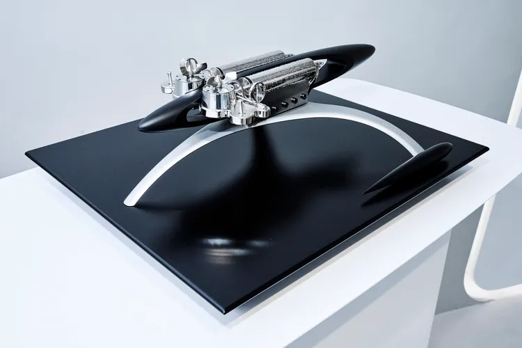 MusicMachine 1 RELOADED攜手REUGE 打造的音樂盒，完整保留頂級音樂盒的傳統元素，同時滿足 MB&F 的獨到機械願景，限量33件。品牌提供