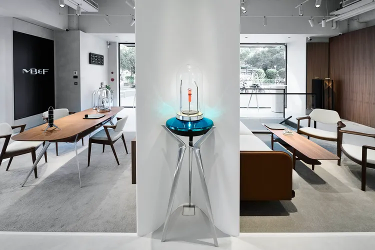 圓頂玻璃展示櫃由MB&F Machines腕錶的圓頂藍寶石水晶鏡面概念延伸，搭配精密設計的燈光投射系統，為陳列藝術品增色。品牌提供