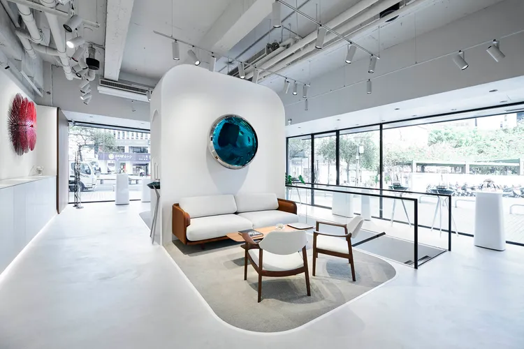 全球每間MB&F LAB店內裝置皆有以陶瓷製成的巨大透鏡。品牌提供