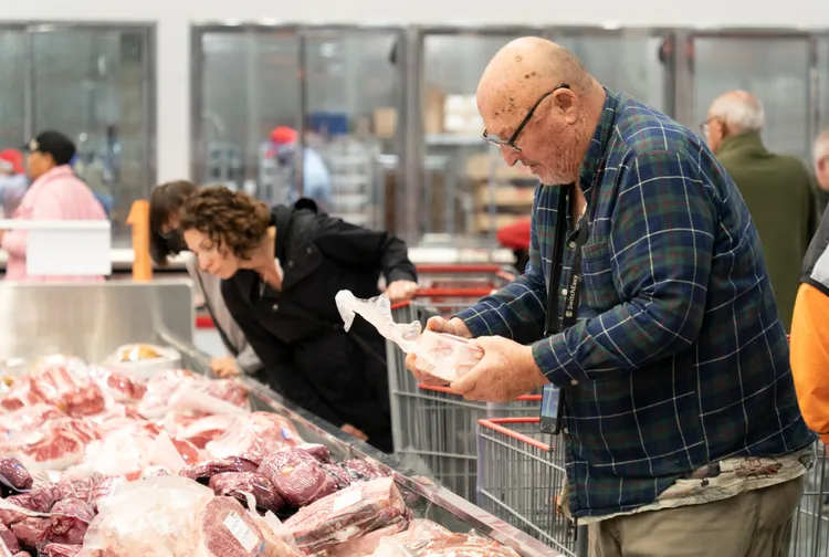 美國食品價格回落；圖為美國加州一商場內顧客挑選食品。新華社