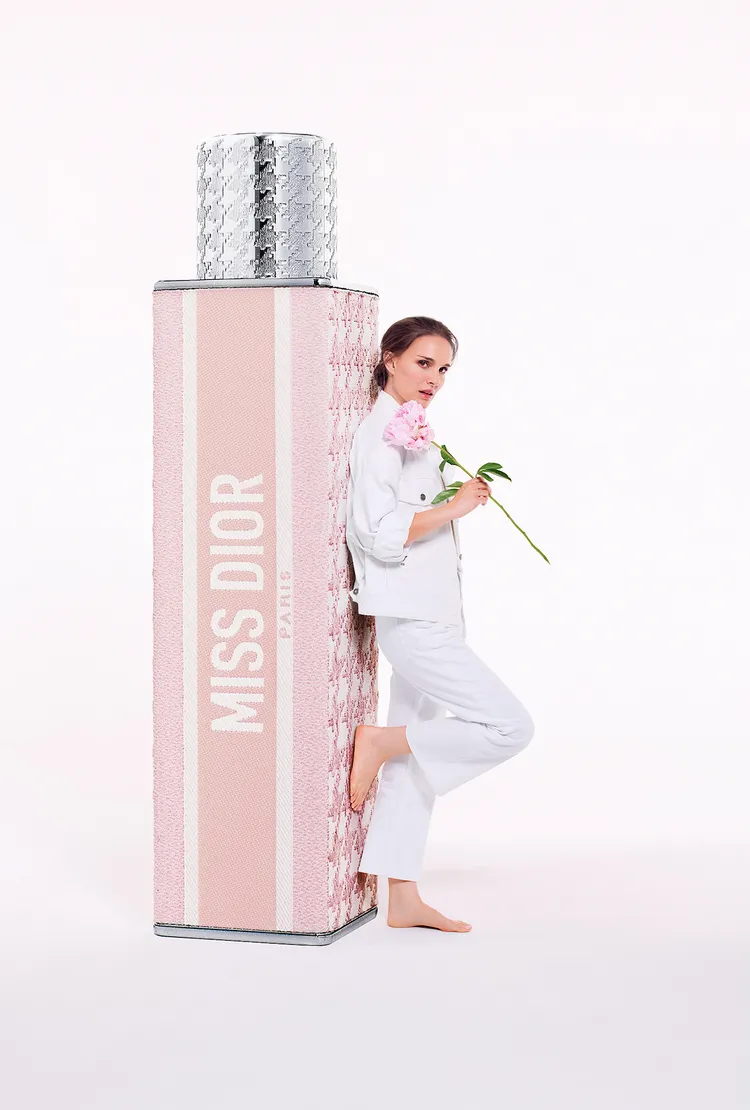 娜塔莉波曼為Miss Dior親吻香膏拍攝形象照。品牌提供