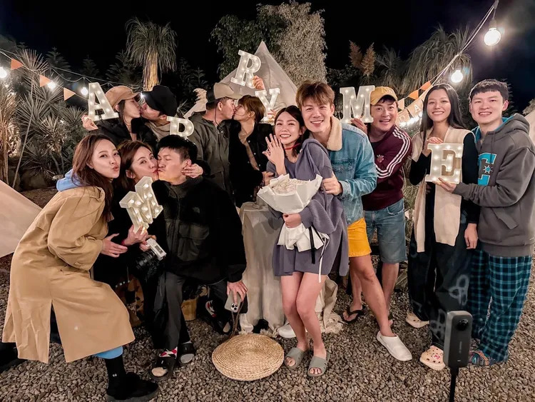 陳志強（中）和曾智希身邊的情侶夫妻檔都在接吻。翻攝曾智希臉書