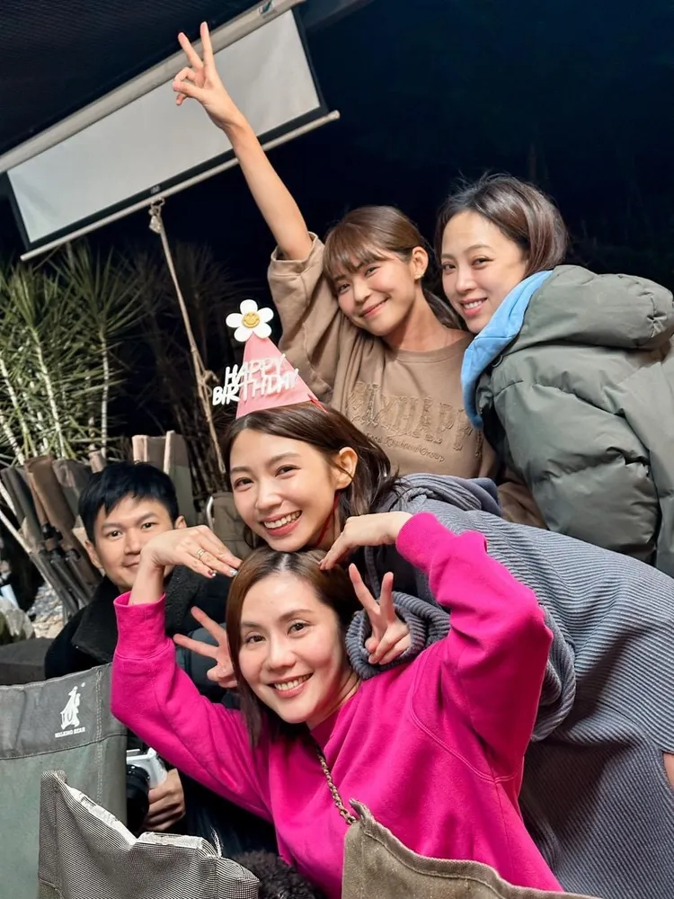 勇兔（右起）、林萱瑜、曾智希和王宇婕同歡。翻攝曾智希臉書