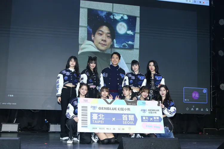 老闆王維皓（大剛）跟女團們合照。娛樂中心攝