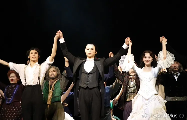 阿雲嘎（中）今年演出中文版《歌劇魅影》。翻攝阿雲嘎微博