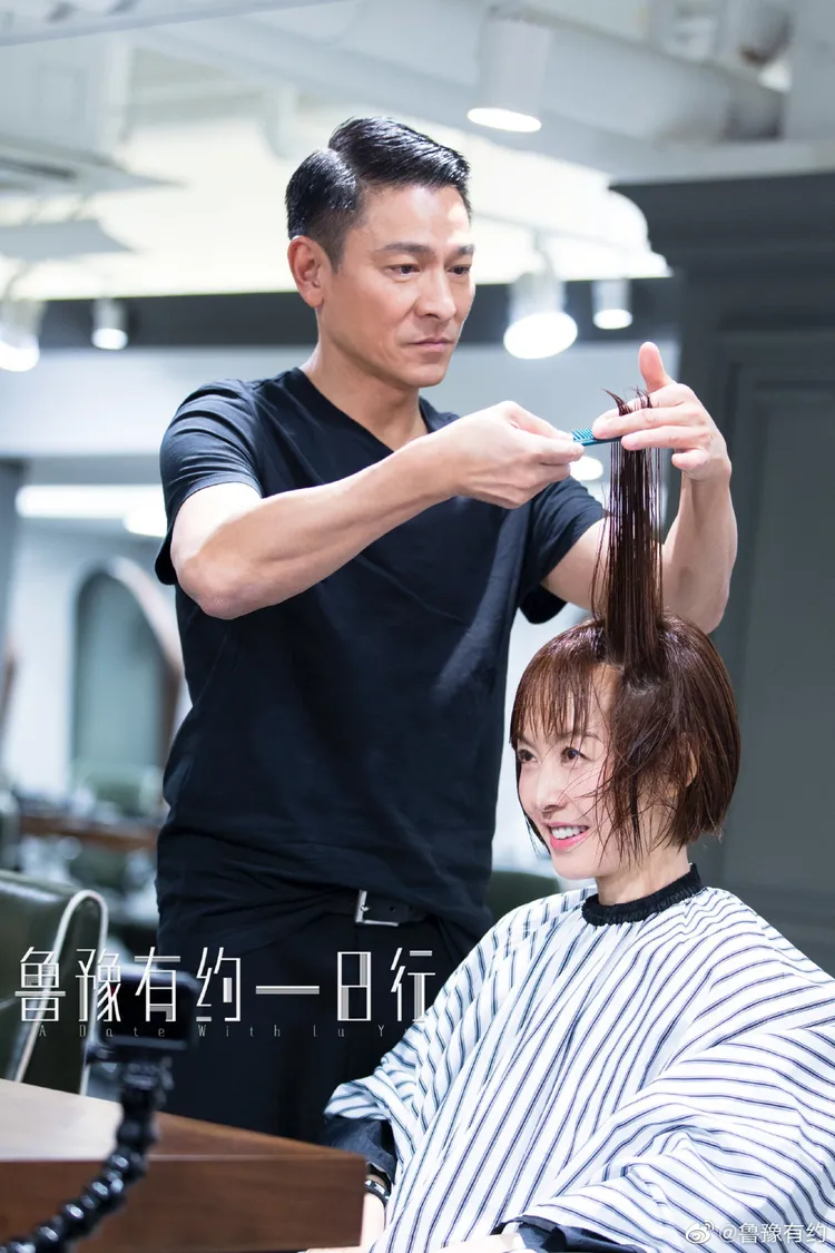 陳魯豫招牌節目《魯豫有約》訪問多位大牌藝人，劉德華曾在節目中幫她做頭髮。翻攝魯豫有約微博