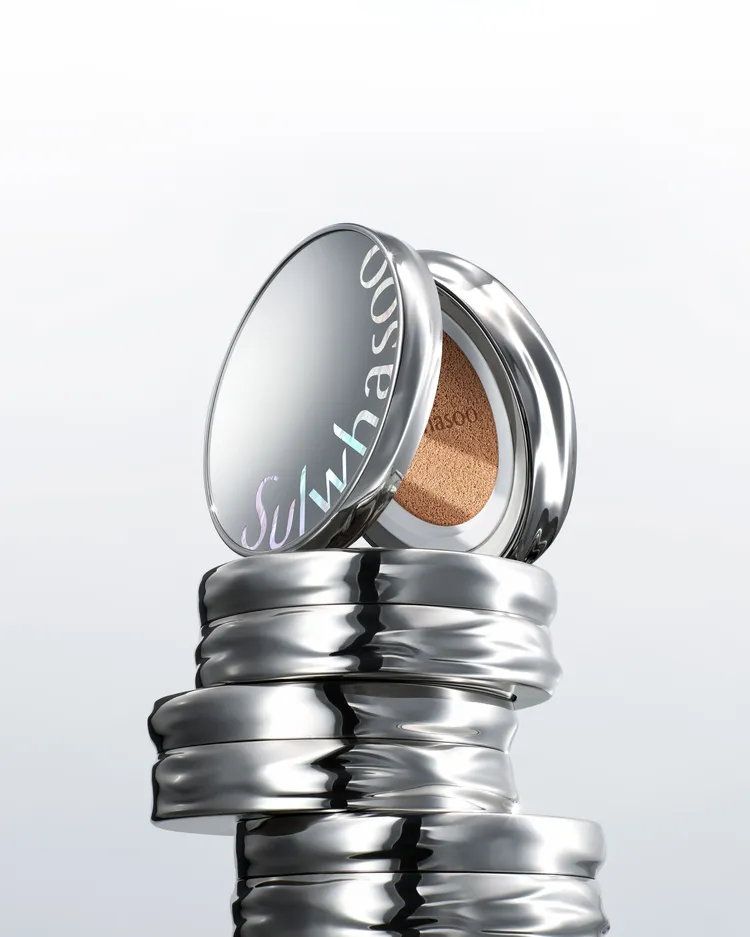 雪花秀完美珍珠光精華氣墊，各2200元。品牌提供