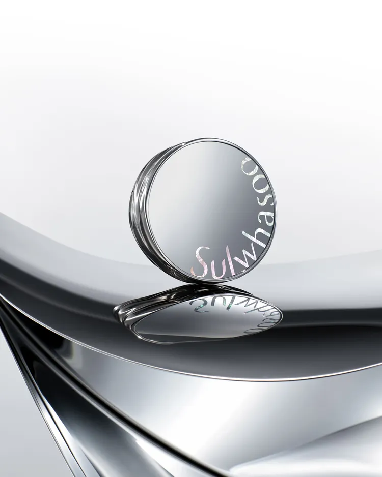 氣墊粉餅外包裝以珍珠母貝為設計概念。品牌提供