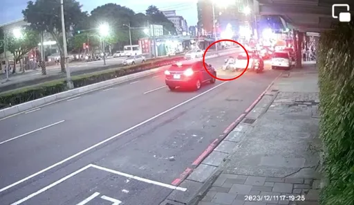 汐止少年無照偷騎母親機車載女友 撞無辜小客車還肇事逃逸