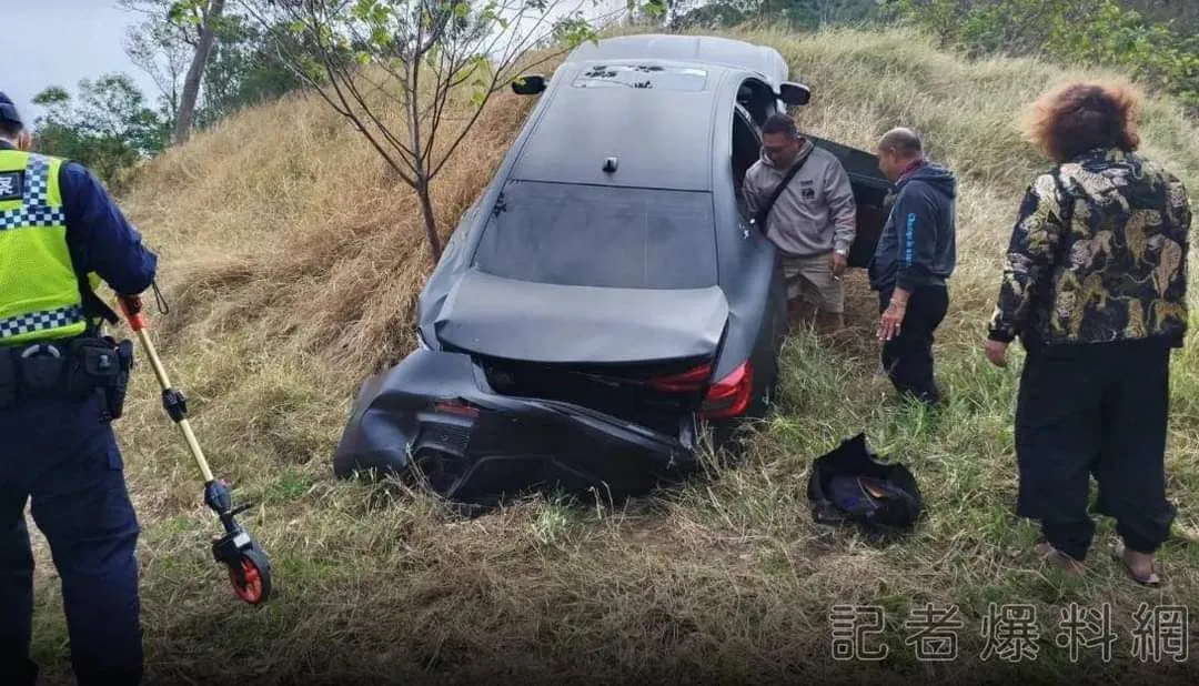 何潤東今天在金門公園路附近發生車禍,駕駛黑色瑪莎拉蒂海神的車尾被撞爛,卡在山坡上。翻攝=行車紀錄器-記者爆料網