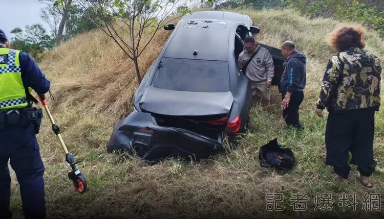 何潤東今天在金門公園路附近發生車禍，駕駛黑色瑪莎拉蒂海神的車尾被撞爛，卡在山坡上。翻攝=行車紀錄器-記者爆料網