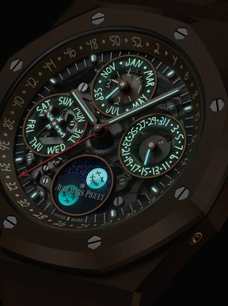 月分、星期、日期與月相顯示會在黑暗中發出藍色螢光方便判讀。品牌提供