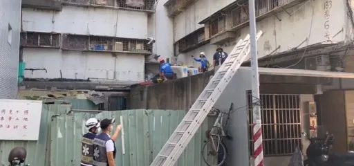 高雄男疑與家人爭執後墜樓亡　老母不捨難過啜泣