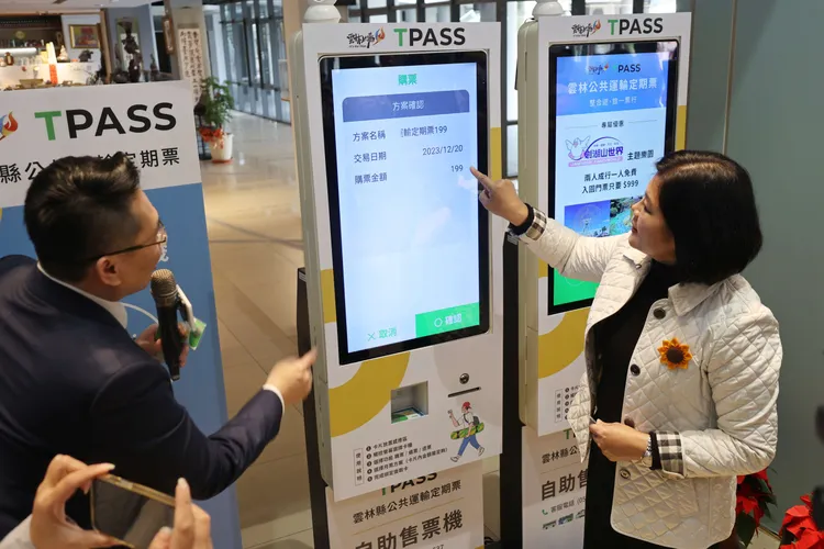 張麗善示範購買通勤月票。縣府提供