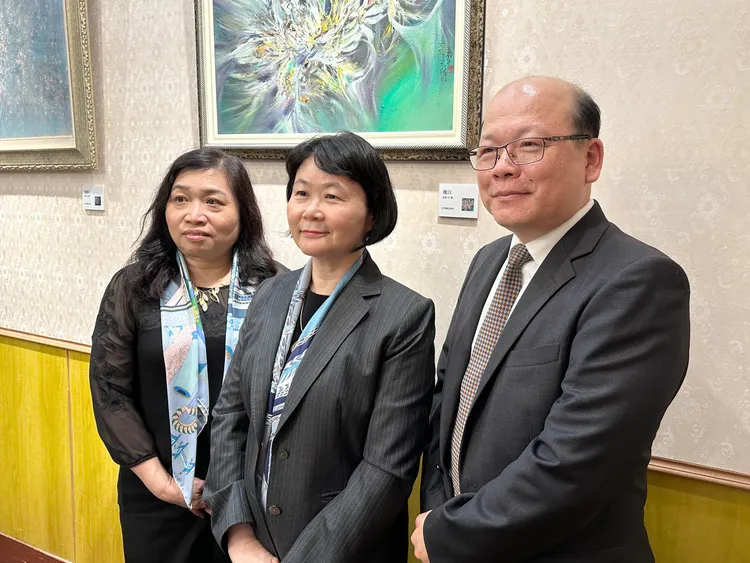 勞動基金運用局說明勞動基金投資績效。左起副局長劉麗茹、局長蘇郁卿、副局長許耕維。王良博攝