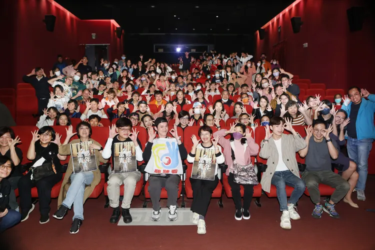 吳慷仁和粉絲互動交流。公視提供