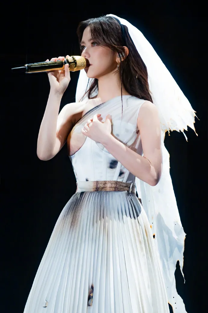 邓紫棋担任自己巡演的演唱会总监。翻摄邓紫棋工作室微博