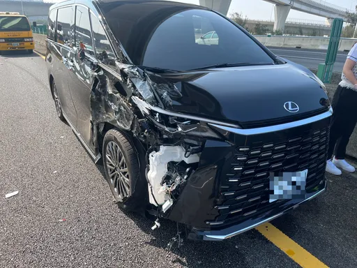 總裁級坐駕未保安全車距釀禍 國2機場端3車事故1駕駛輕傷