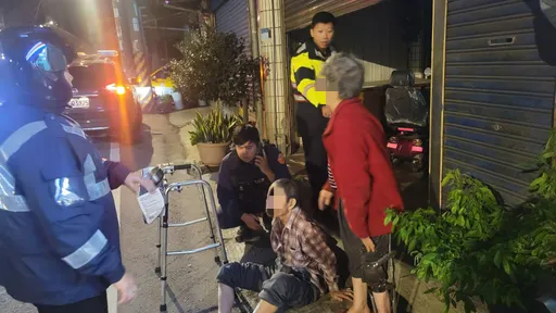 桃園翁深夜路倒無力起身　大園警助送返家