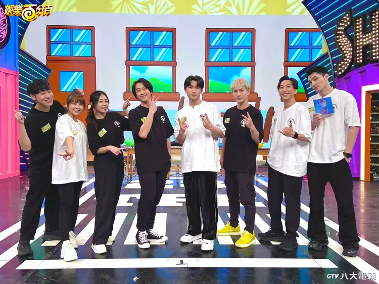 「二年八班開學了」錄製成員祭出回憶殺。八大提供