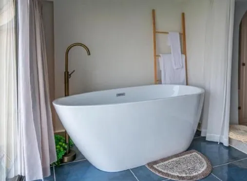 飯店浴缸示意圖，翻攝自微博