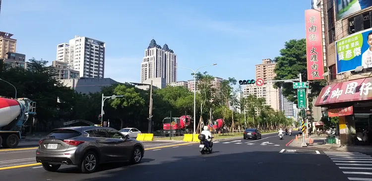 「京城天贊」旁邊有800億百貨開發案，隨著百貨商場建置，房價越賣越高。葉家銘攝