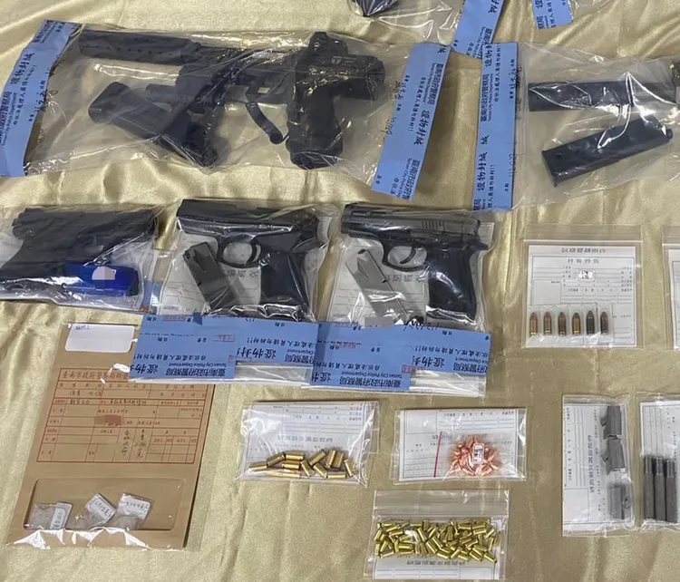 警方查獲槍彈、毒品，將溯源追查。讀者提供