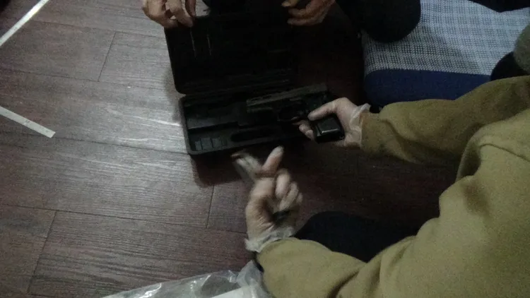 警方收網攻堅，又在莊嫌住處查獲改造槍枝。讀者提供