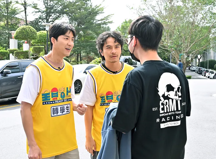 江宏傑、楊銘威和學生闖關。台視提供