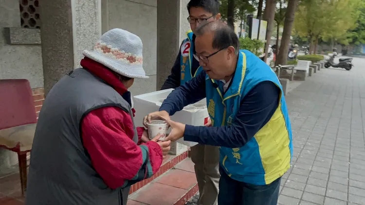 國民黨候選人楊曜聰到彰化市成功公園送湯圓。楊曜聰競總提供