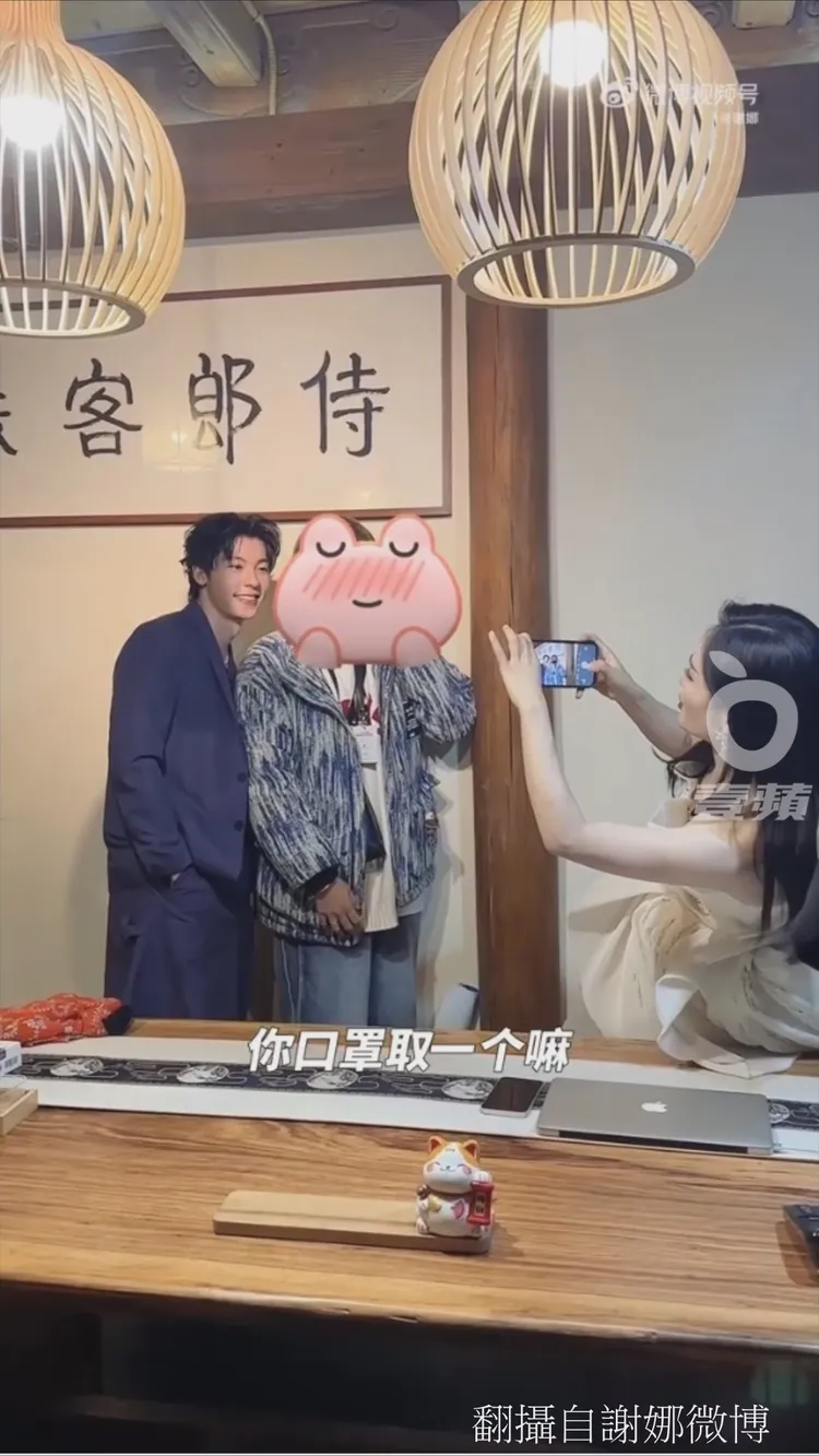 謝娜掌鏡幫自家員工與偶像許光漢合照。翻攝自謝娜微博