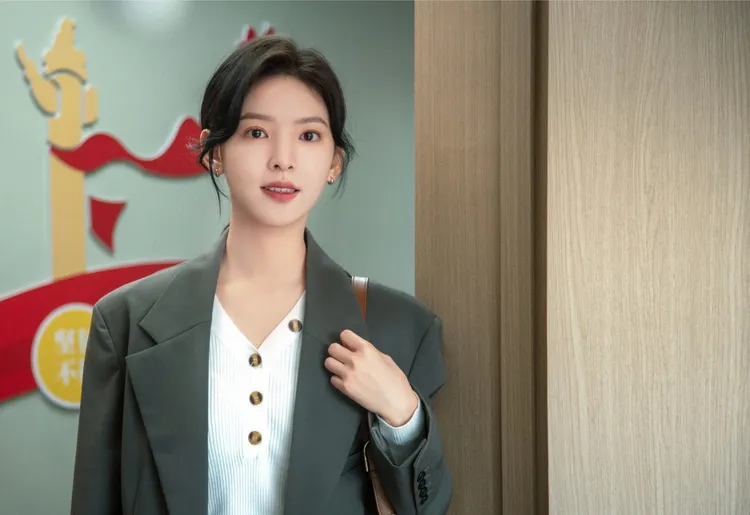 章若楠在劇中是記者，也是一位搜救犬訓練員。八大提供