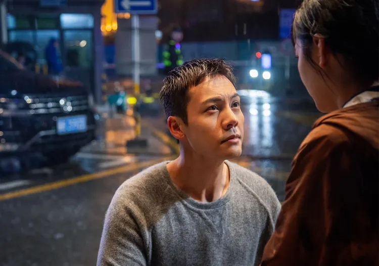 陳偉霆（左）在《照亮你》中飾演熱血消防員。八大提供