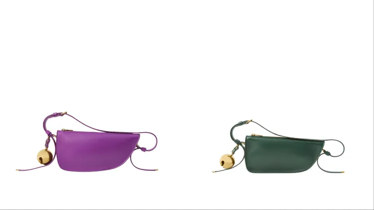 Shield薊花色羊皮單肩包（左）、Shield藤蔓色羊皮單肩包（右）各6萬9000元。品牌提供