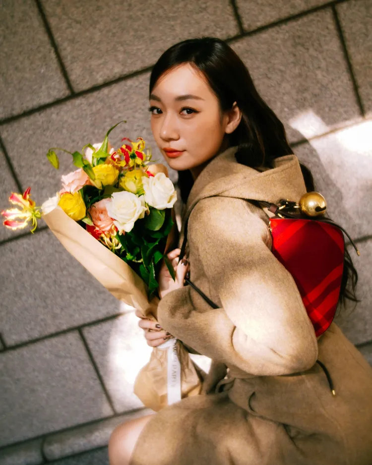 吳卓源搭配Shield梅樹紅格紋肩背包展現罕見甜美風格。品牌提供