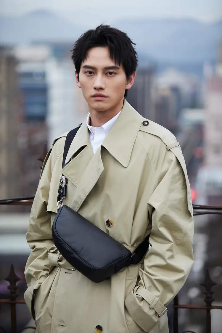 范少勳演繹Shield黑色牛皮斜背包。品牌提供