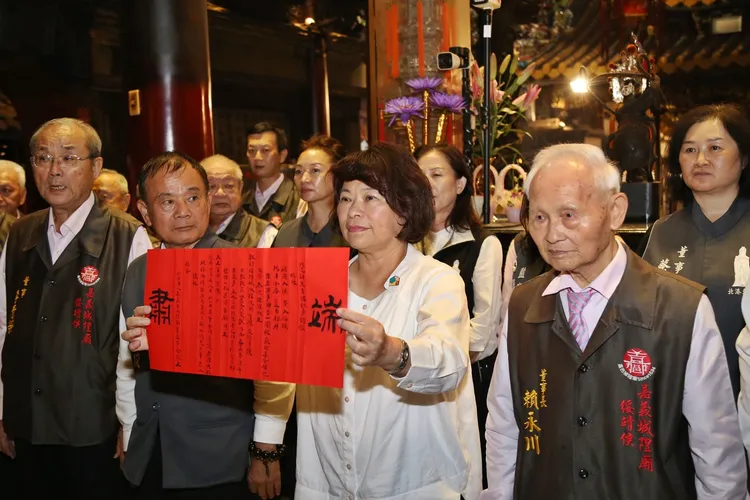 黃敏惠敬獻大帖，邀請北港媽祖明年來諸羅城賜福。市府提供