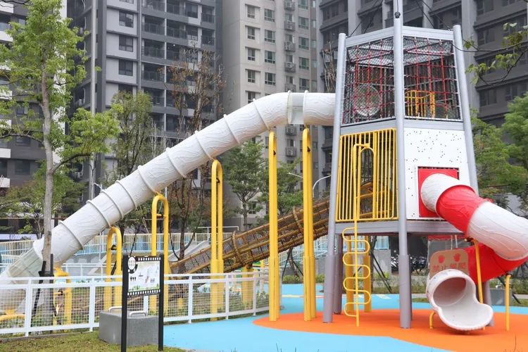 吉祥公園內有共融式遊具，小朋友們安心玩。工務局提供