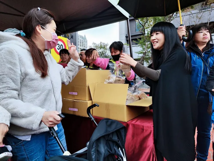 新北市議員蔡淑君辦理吉祥公園相見歡活動，900位居民熱情參與，大啖雞蛋糕。翻攝自蔡淑君臉書