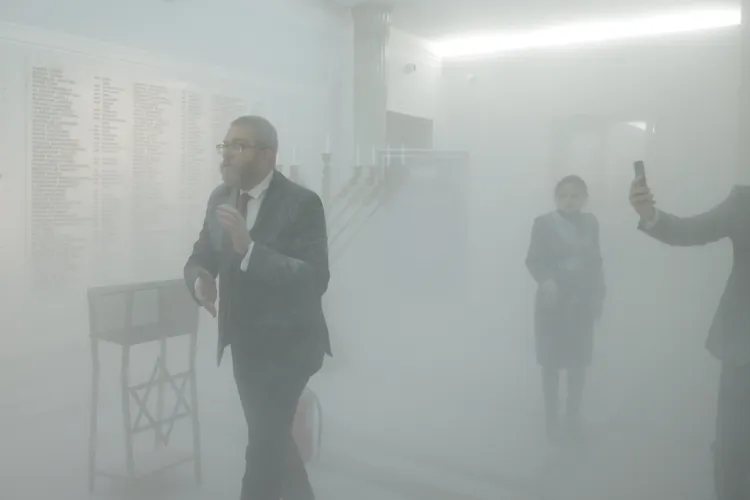 議員以滅火器噴熄蠟燭後，議會煙霧瀰漫。路透社