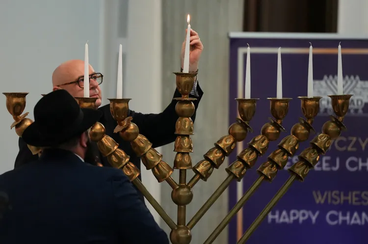 議會慶祝光明節，點燃蠟燭。路透社