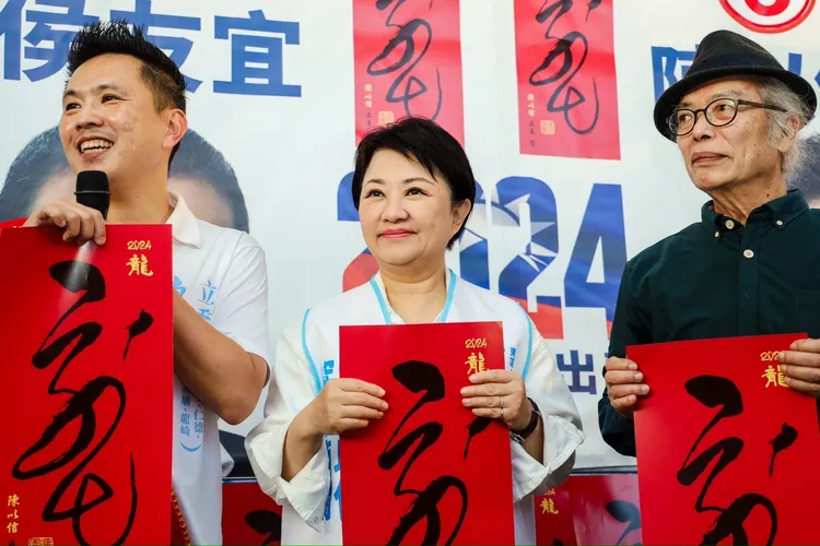 現場民眾排起長長的人龍，爭相索取龍年春聯與合照。侯友宜競總提供