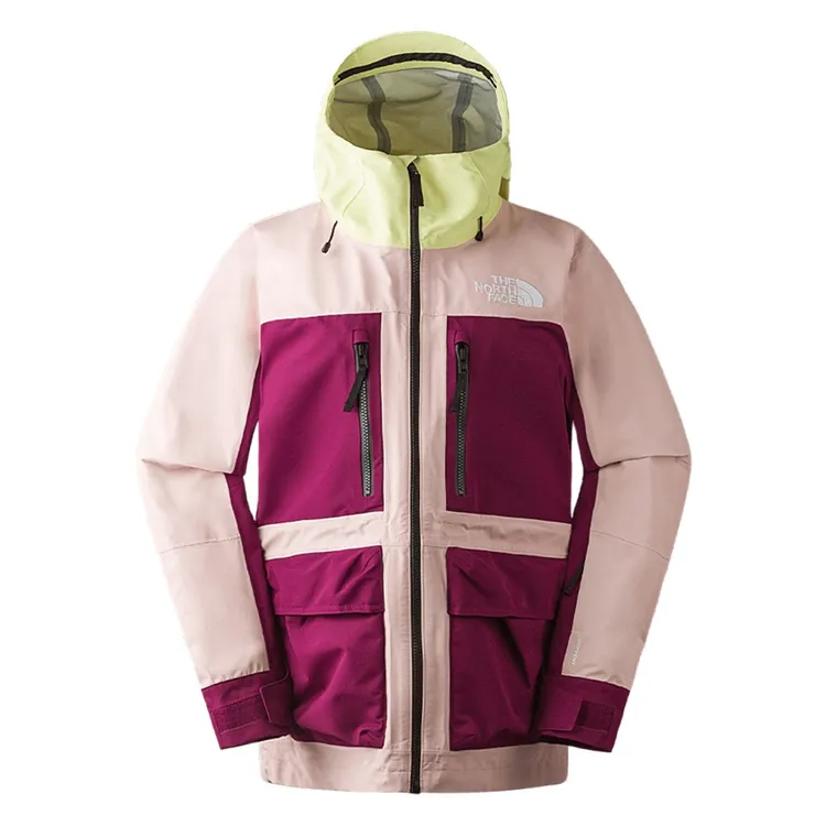 女款粉色防水透氣防潑水可調節連帽衝鋒衣，1萬9800元。品牌提供