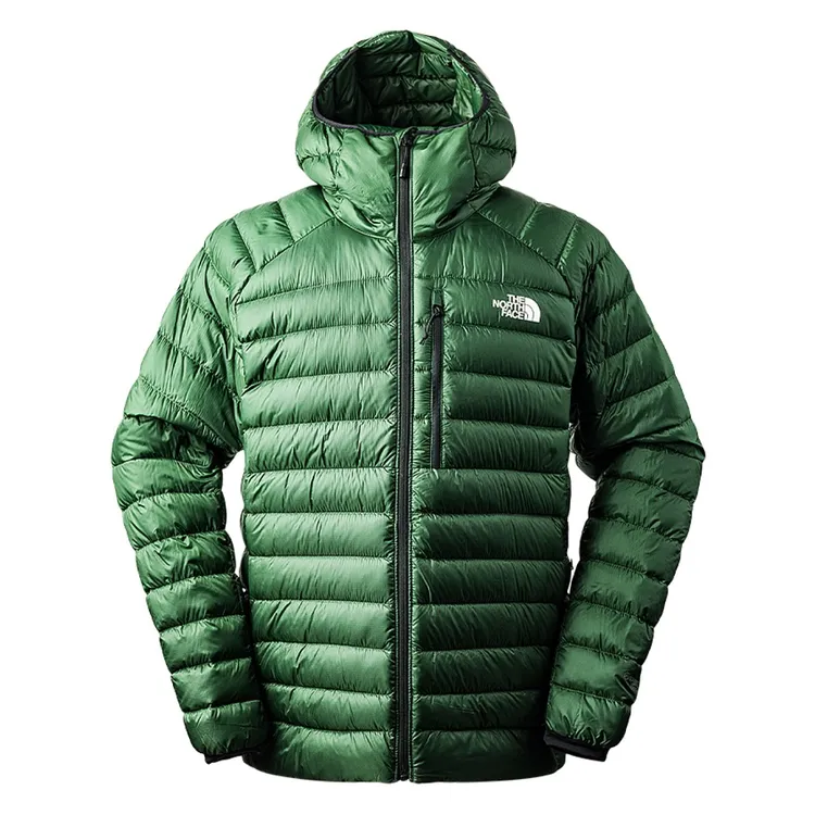 男款綠色防潑水舒適保暖可打包羽絨外套，1萬9800元。品牌提供
